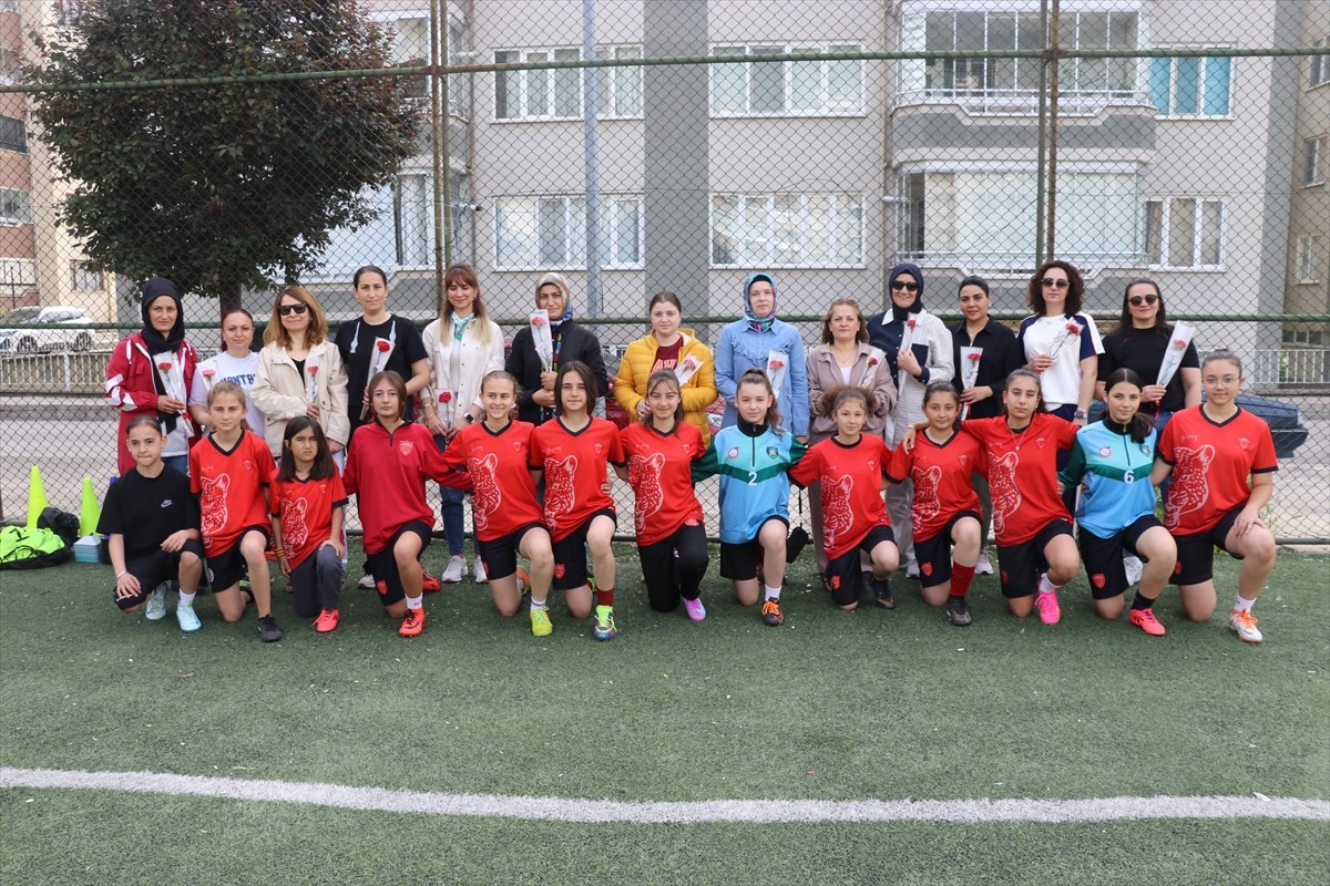 Türkiye Futbol Federasyonu 3. Ligde mücadele eden Amasis Kadın Futbol Takımı'nın oyuncuları...
