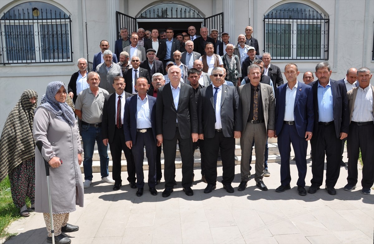 Türkiye Ziraat Odaları Birliği (TZOB) Genel Başkanı Şemsi Bayraktar (sağ 6), Kütahya’da...