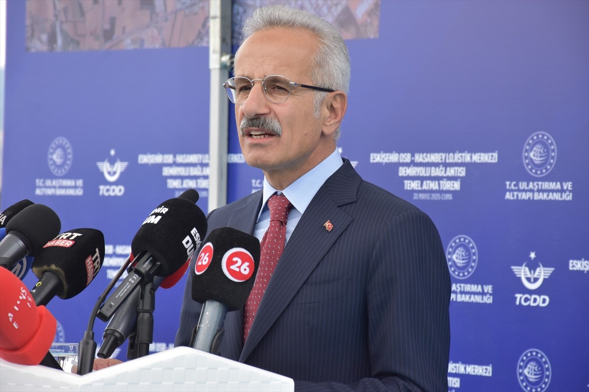 Ulaştırma ve Altyapı Bakanı Abdulkadir Uraloğlu, Eskişehir OSB-Hasanbey Lojistik Merkezi demir...