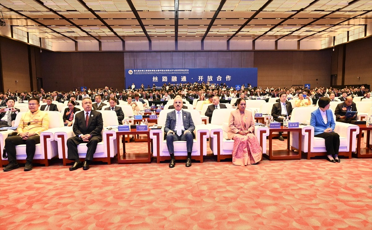 Ulaştırma ve Altyapı Bakanı Abdulkadir Uraloğlu (ortada), Çin'in Şaanşi eyaletinin merkezi Şian...