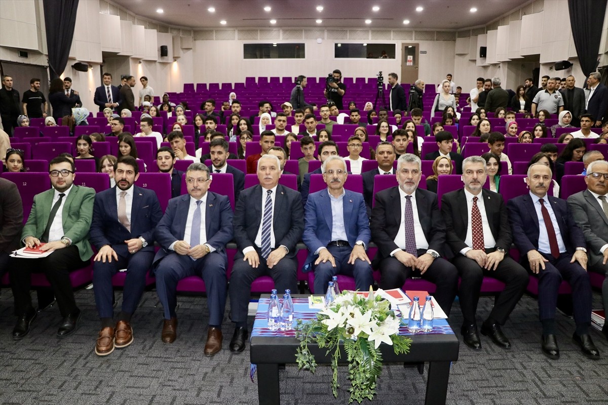 Ulaştırma ve Altyapı Bakanı Abdulkadir Uraloğlu (ortada), Trabzon Büyükşehir Belediyesi Gençlik...