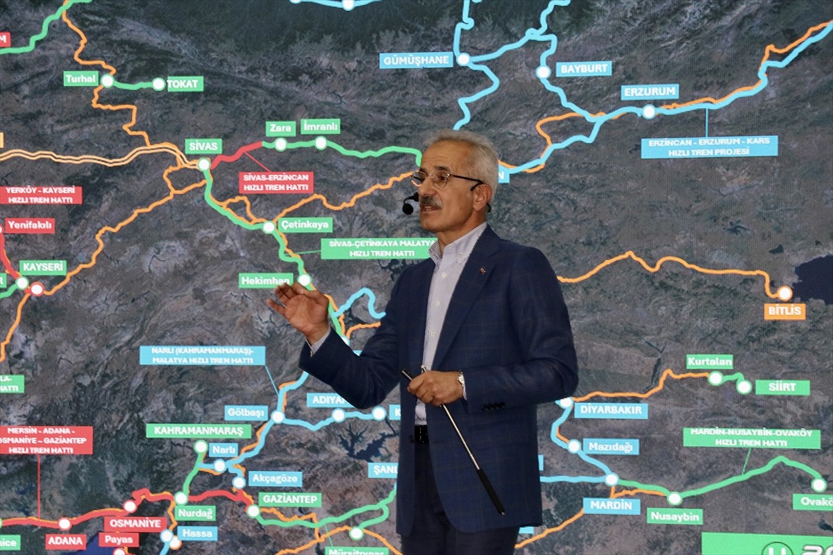 Ulaştırma ve Altyapı Bakanı Abdulkadir Uraloğlu (ortada), Trabzon Büyükşehir Belediyesi Gençlik...