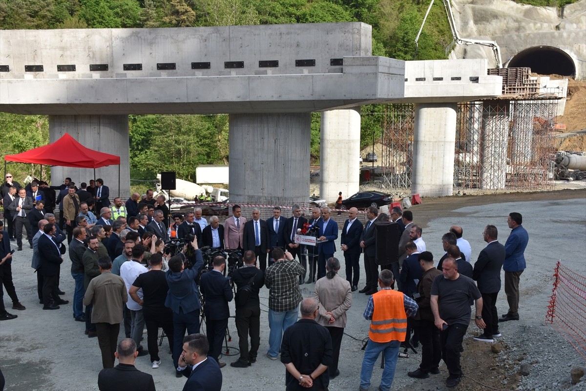 Ulaştırma ve Altyapı Bakanı Abdulkadir Uraloğlu, partisinin Hamamizade İhsan Bey Kültür...