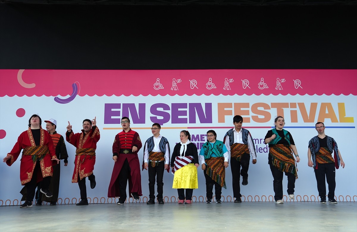 Ümraniye Belediyesince ikinci kez düzenlenen "En-Şen Festivali"ne katılan özel gereksinimli...