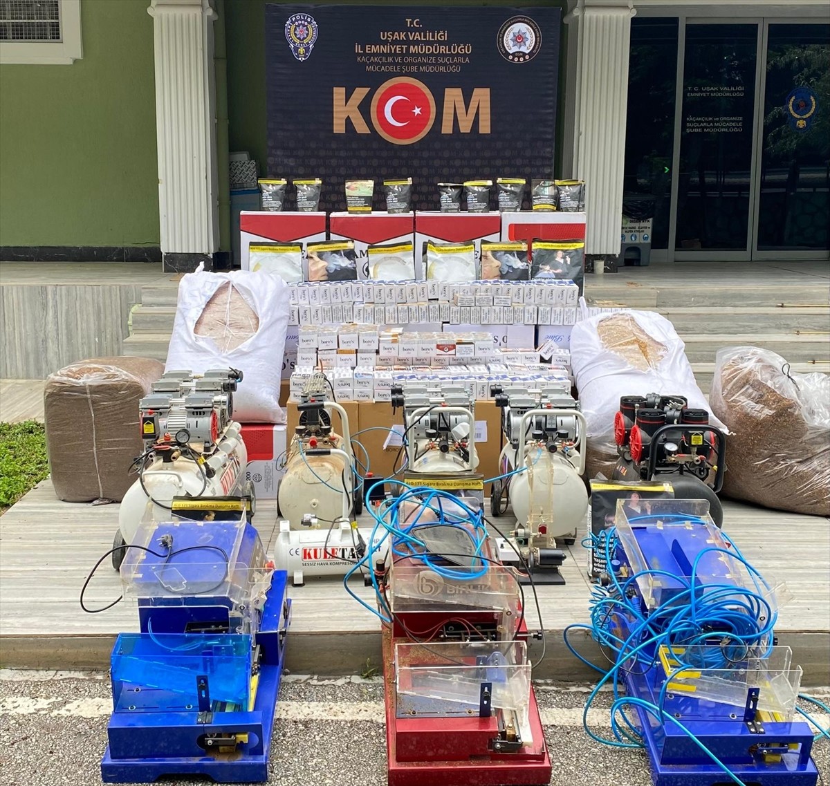 Uşak'ta bir depoda 6 bin 940'ı tütünle doldurulmuş 401 bin 340 bandrolsüz makaron, 191 kilogram...