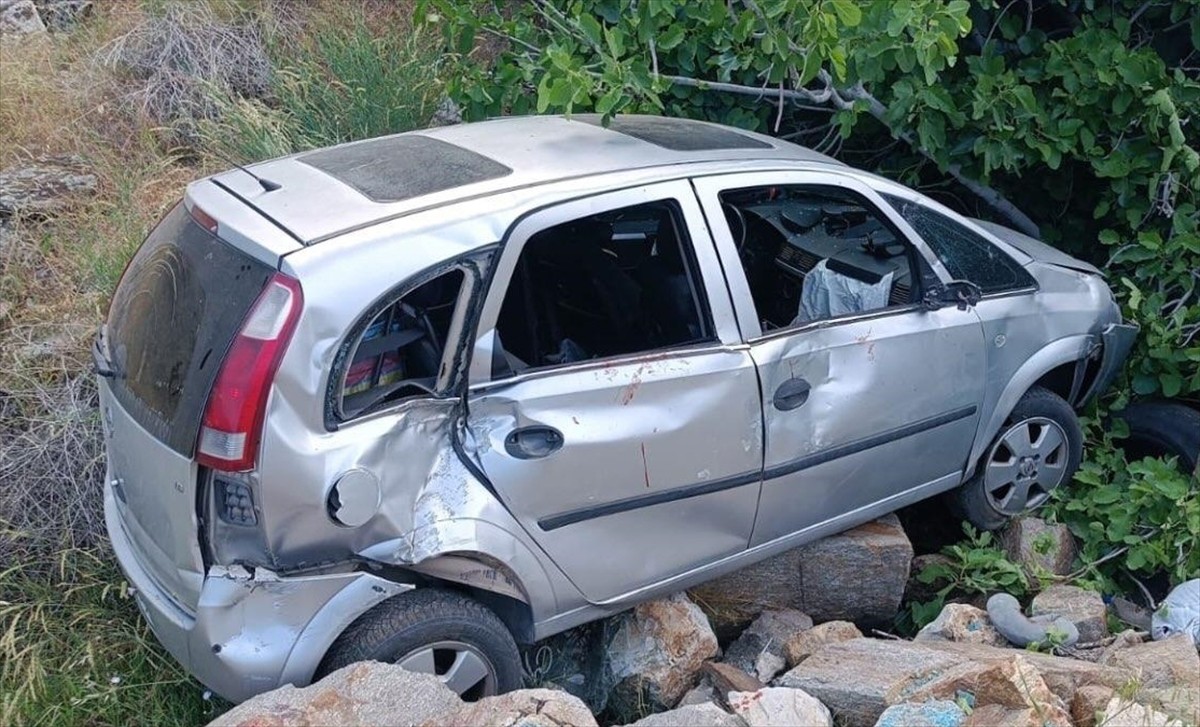 Uşak'ta otomobilin devrilmesi sonucu 4 kişi yaralandı.