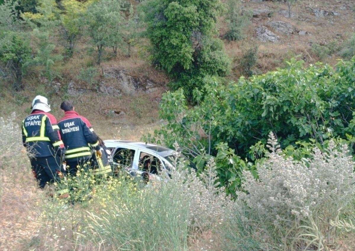 Uşak'ta otomobilin devrilmesi sonucu 4 kişi yaralandı.