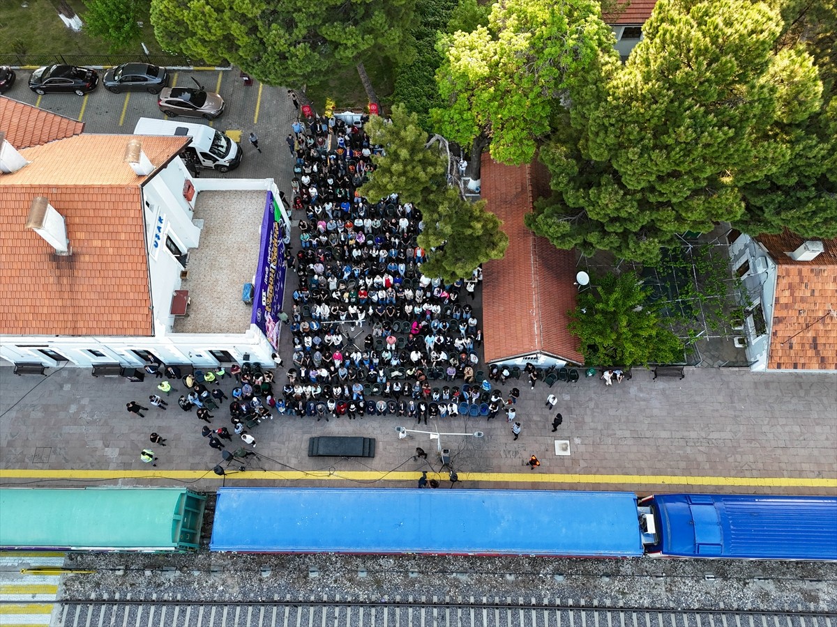 Uşak'ta vatandaşlar, "Vagon Sahne Projesi" kapsamında raylar üzerindeki sahnede "Misafir" adlı...