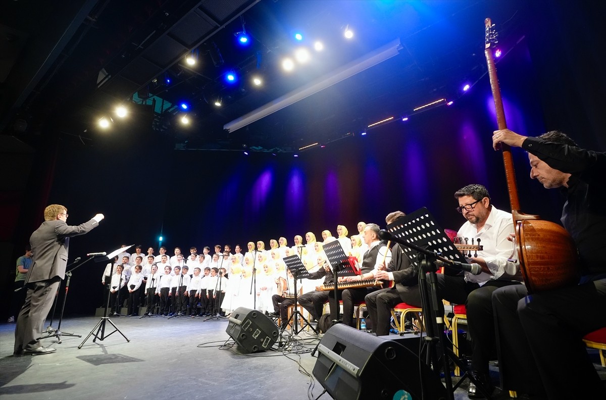 Üsküdar Ferah Merkez Cami Tasavvuf Musikisi Çocuk ve Gençlik Korosu'nun 10. yılında düzenlediği...