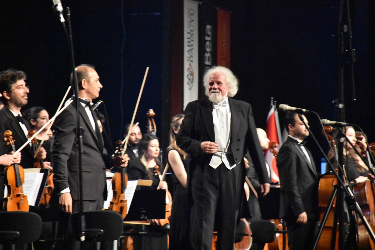 Usta müzisyenler ile genç sanatçıları bir araya getiren Beta Enerji Filarmoni Orkestrası, Adana’da...