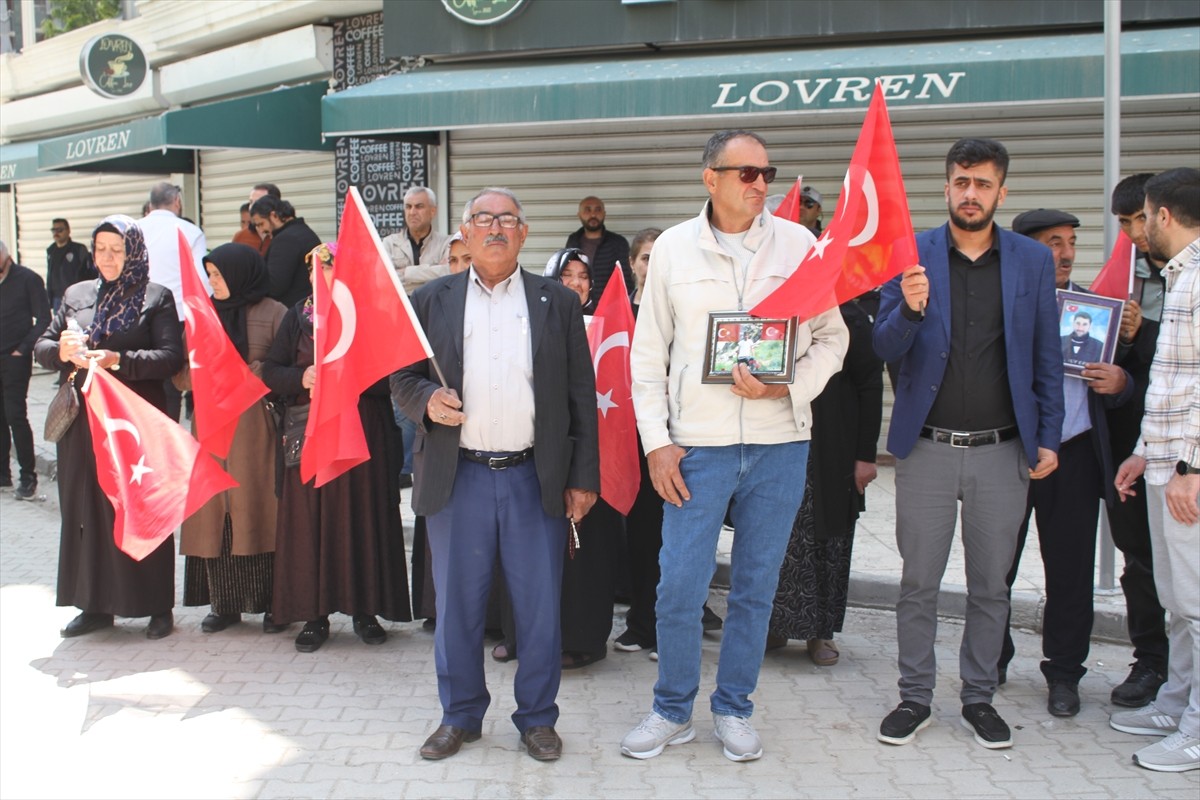 Van'da çocukları terör örgütü PKK tarafından dağa kaçırılan aileler, DEM Parti İl Başkanlığı...