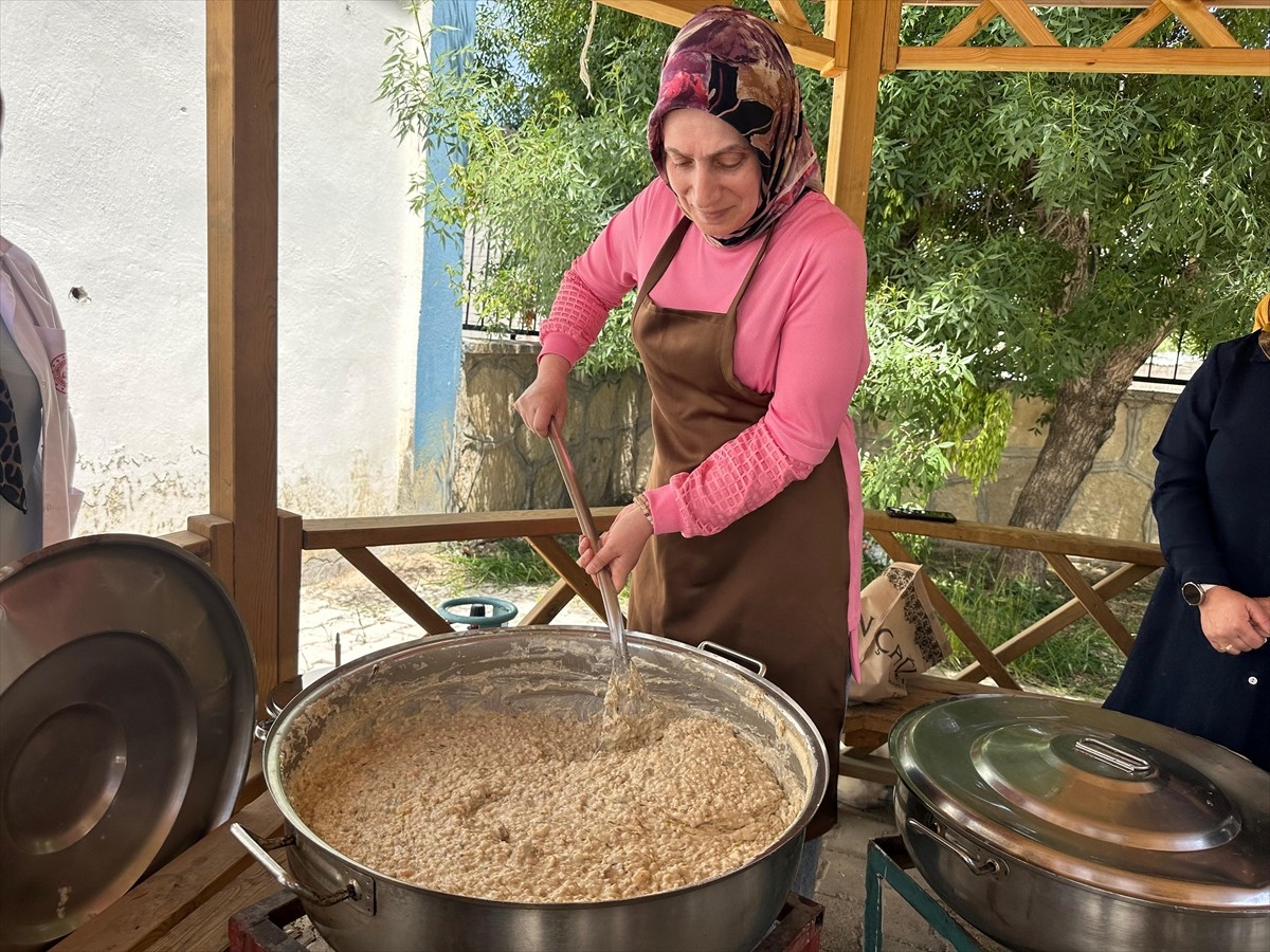 Van'da Olgunlaşma Enstitüsünce, Türk Mutfağı Haftası kapsamında düzenlenen etkinlikte yöresel...