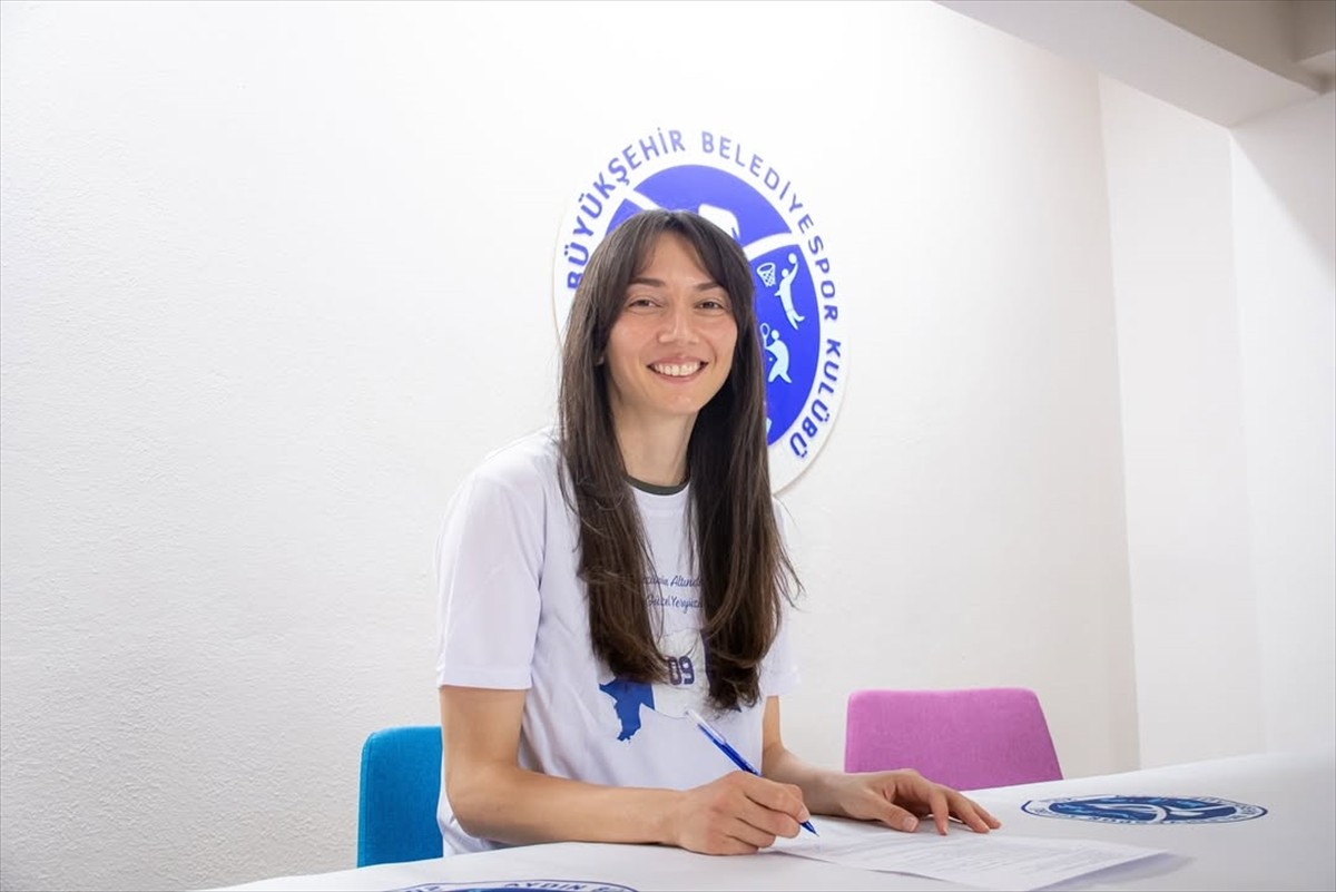 Voleybol Vodafone Sultanlar Ligi'nde mücadele eden Aydın Büyükşehir Belediyespor, Fatma...