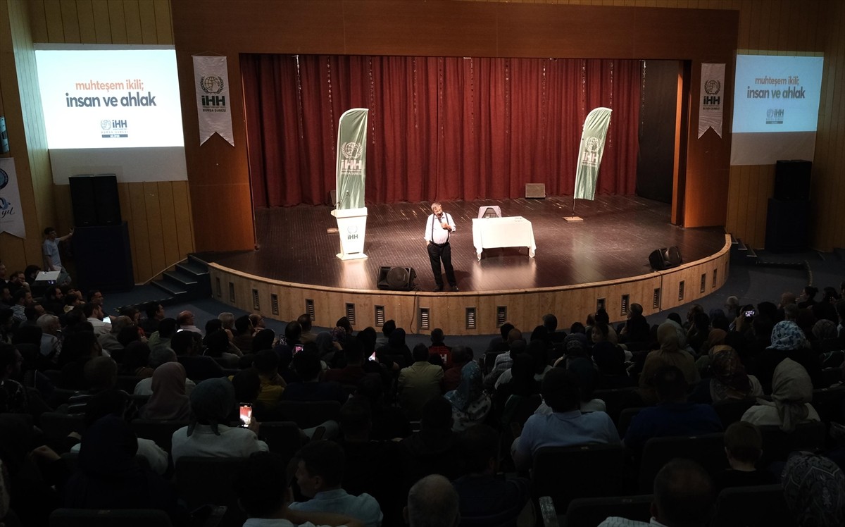 Yazar Hayati İnanç, Bursa’da İHH İnsani Yardım Vakfı Bursa Şubesi tarafından organize edilen...