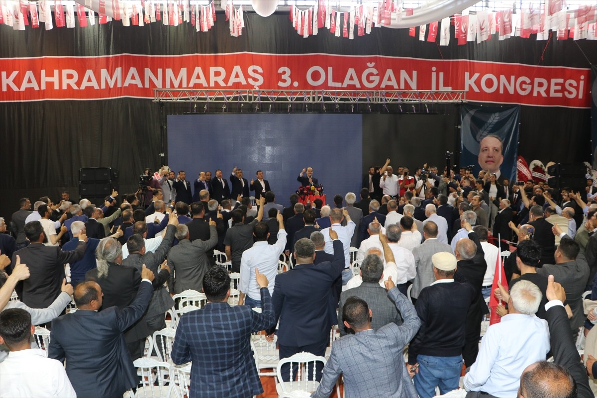 Yeniden Refah Partisi Genel Başkanı Fatih Erbakan, partisinin Batıpark Spor Salonu'nda...