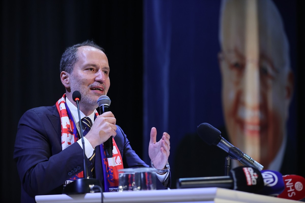 Yeniden Refah Partisi Genel Başkanı Fatih Erbakan, partisinin Niğde Belediyesi Kültür Merkezi'nde...