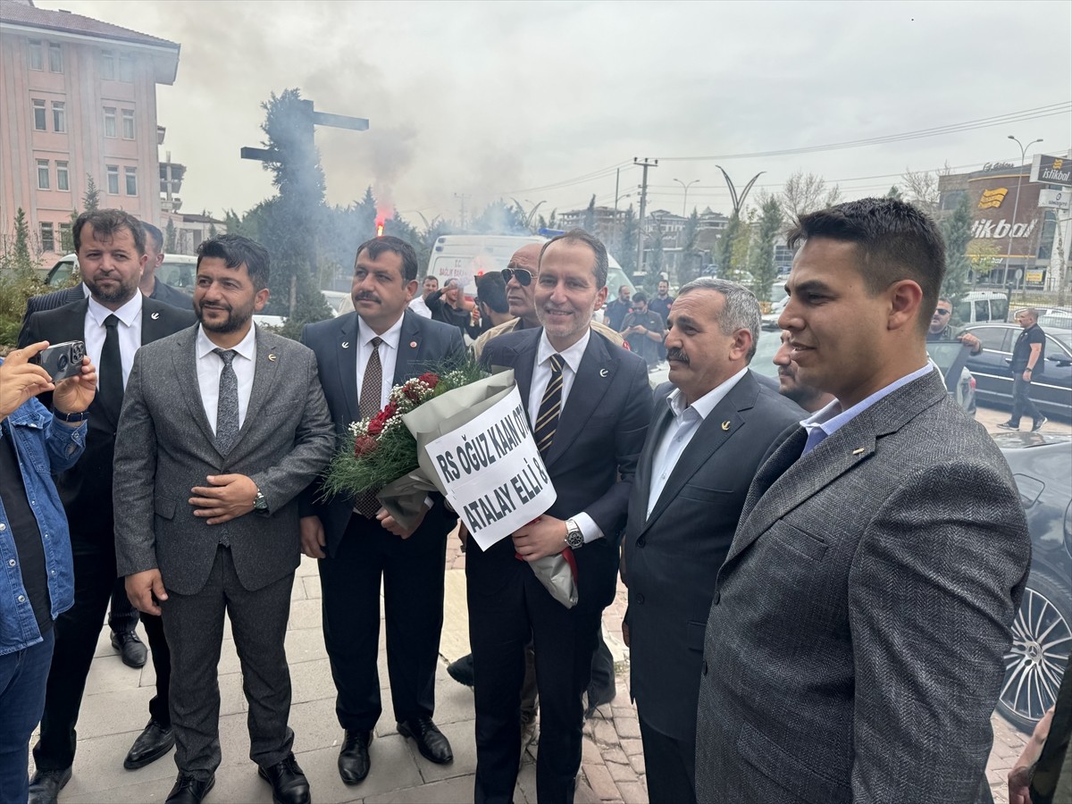 Yeniden Refah Partisi Genel Başkanı Fatih Erbakan (sağ 3), partisinin Aksaray Ticaret ve Sanayi...