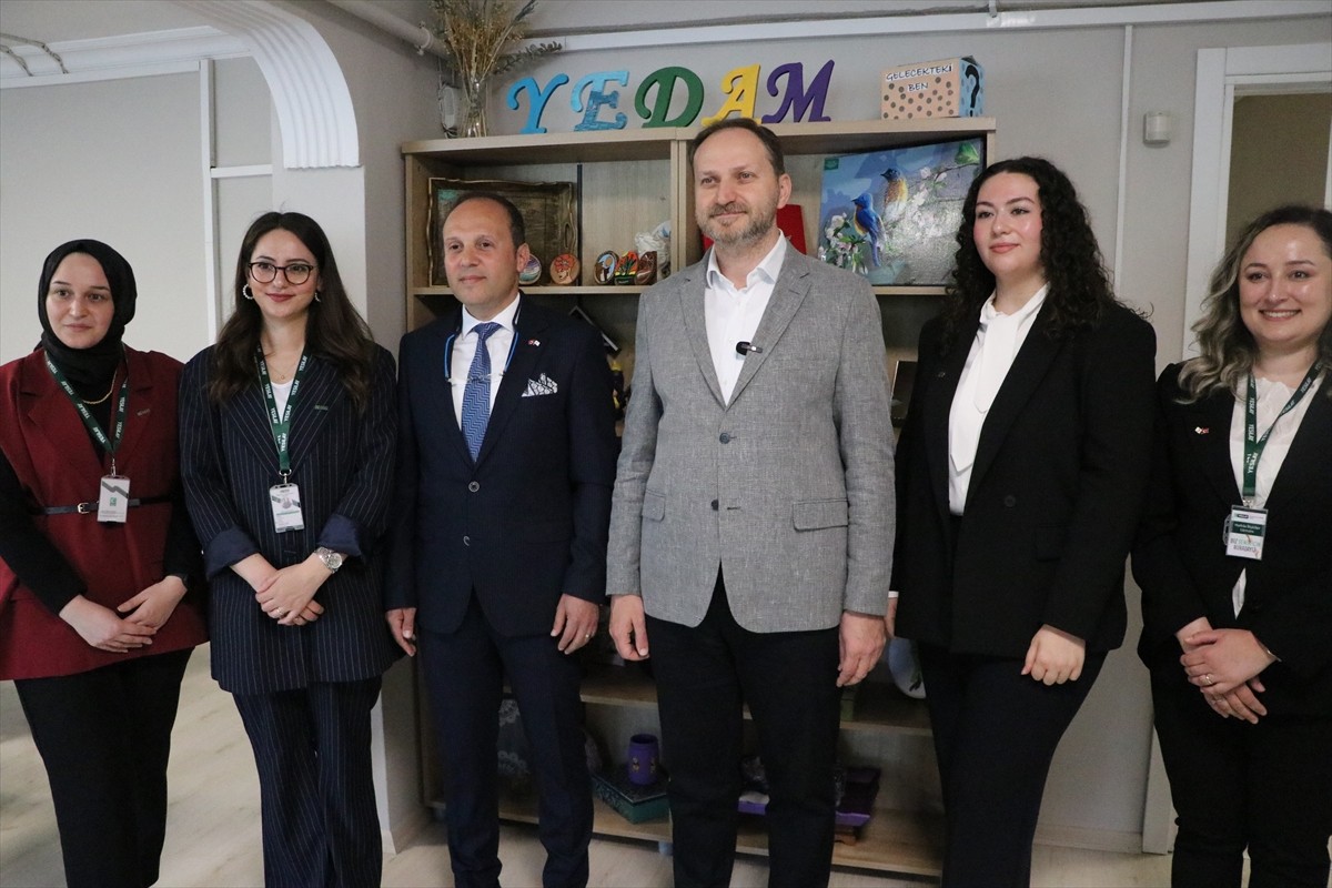 Yeşilay Genel Başkanı Doç. Dr. Mehmet Dinç (sağ 3), Tekirdağ'da Yeşilay Danışmanlık Merkezi'ni...