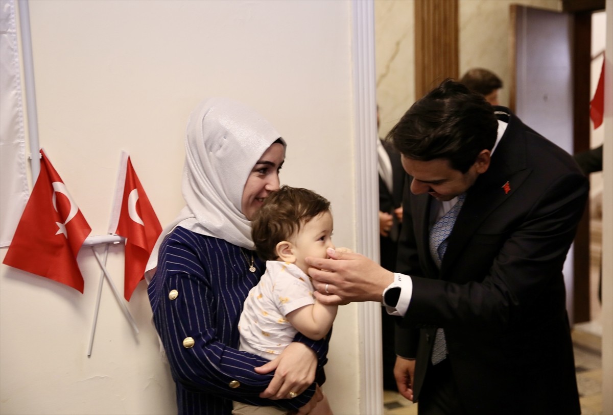 Yurtdışı Türkler ve Akraba Topluluklar (YTB) Başkanı Abdullah Eren (sağda), Lübnan Üniversitesi...