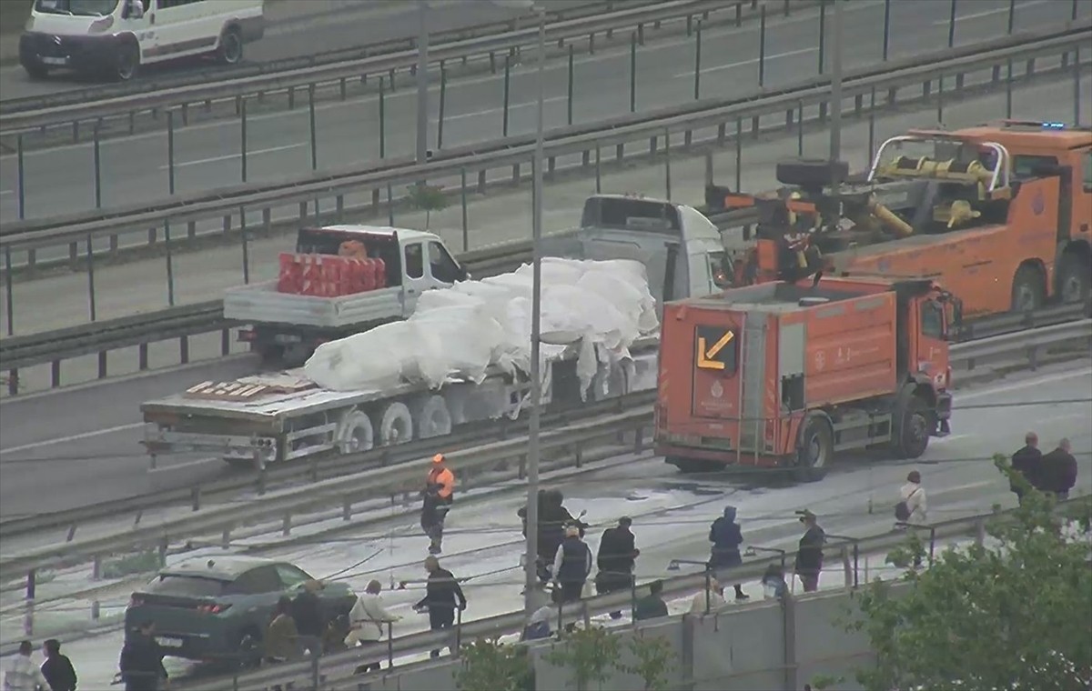 Zeytinburnu Beştelsiz Mahallesi’nde D-100 kara yolu Cevizlibağ istikametinde bariyere çarpan...