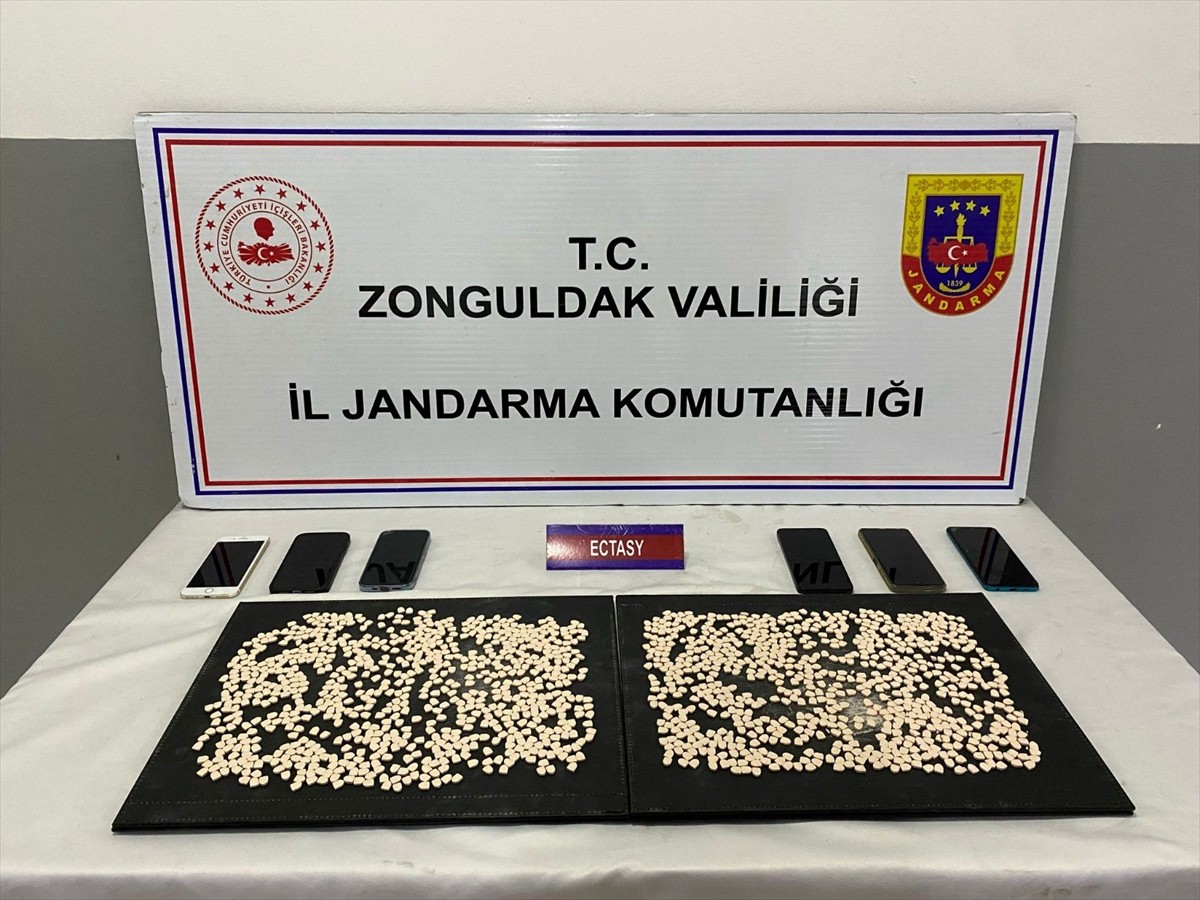 Zonguldak'ın Devrek ilçesinde düzenlenen uyuşturucu operasyonunda gözaltına alınan 4 şüpheli...