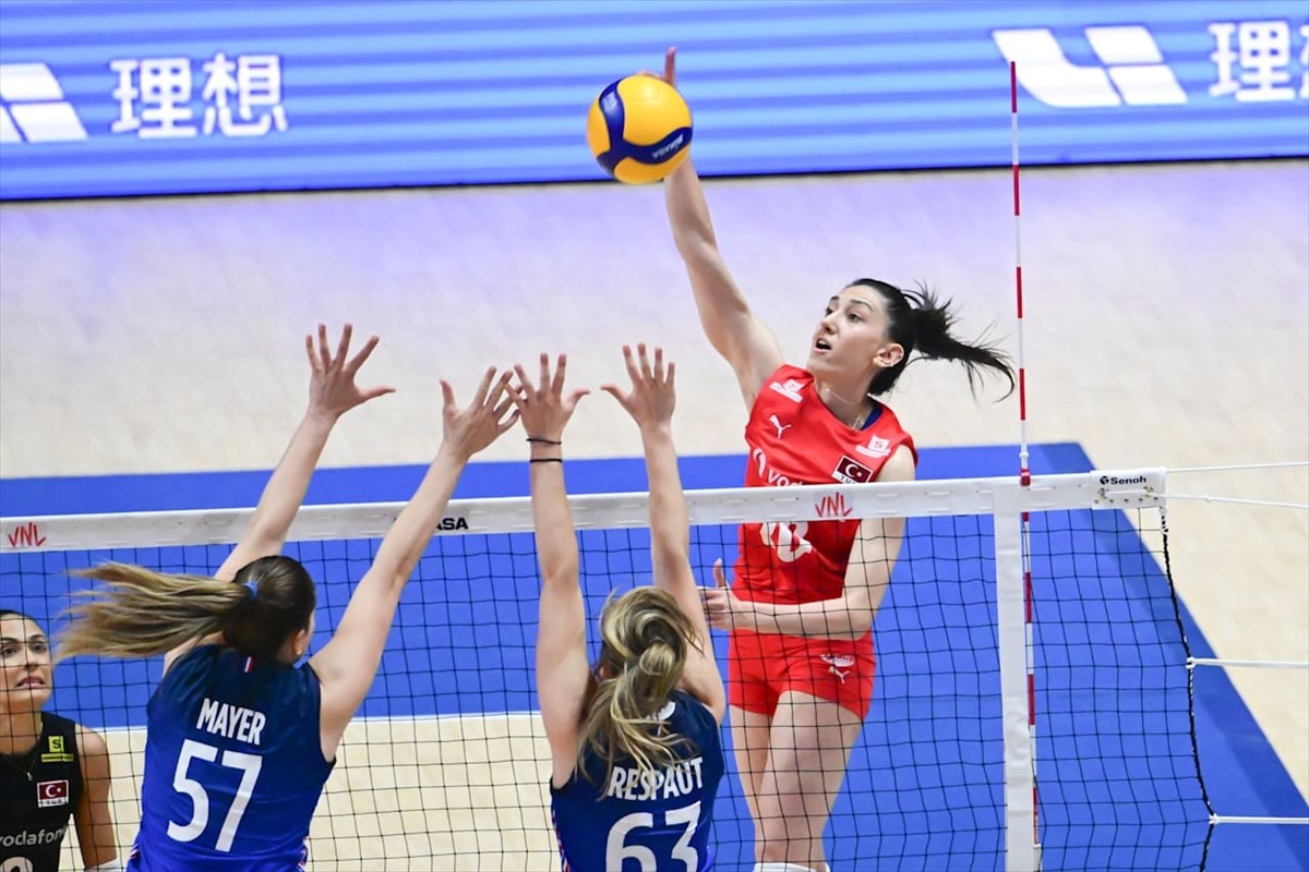 A Milli Kadın Voleybol Takımı, 2025 FIVB Milletler Ligi'nde (VNL) ilk maçında Fransa'yı 3-1...