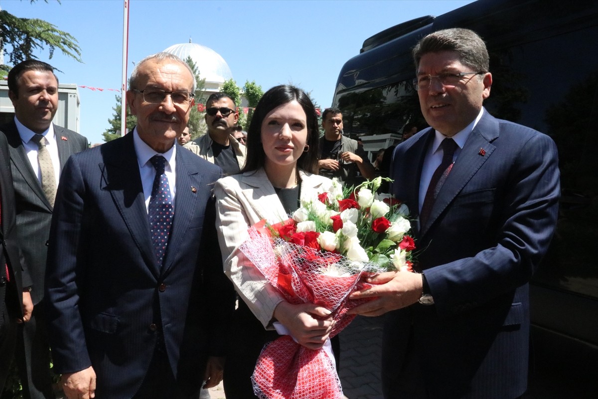 Adalet Bakanı Yılmaz Tunç (sağda), Malatya Valisi Seddar Yavuz'u (solda) ziyaret etti. Bakan Tunç...