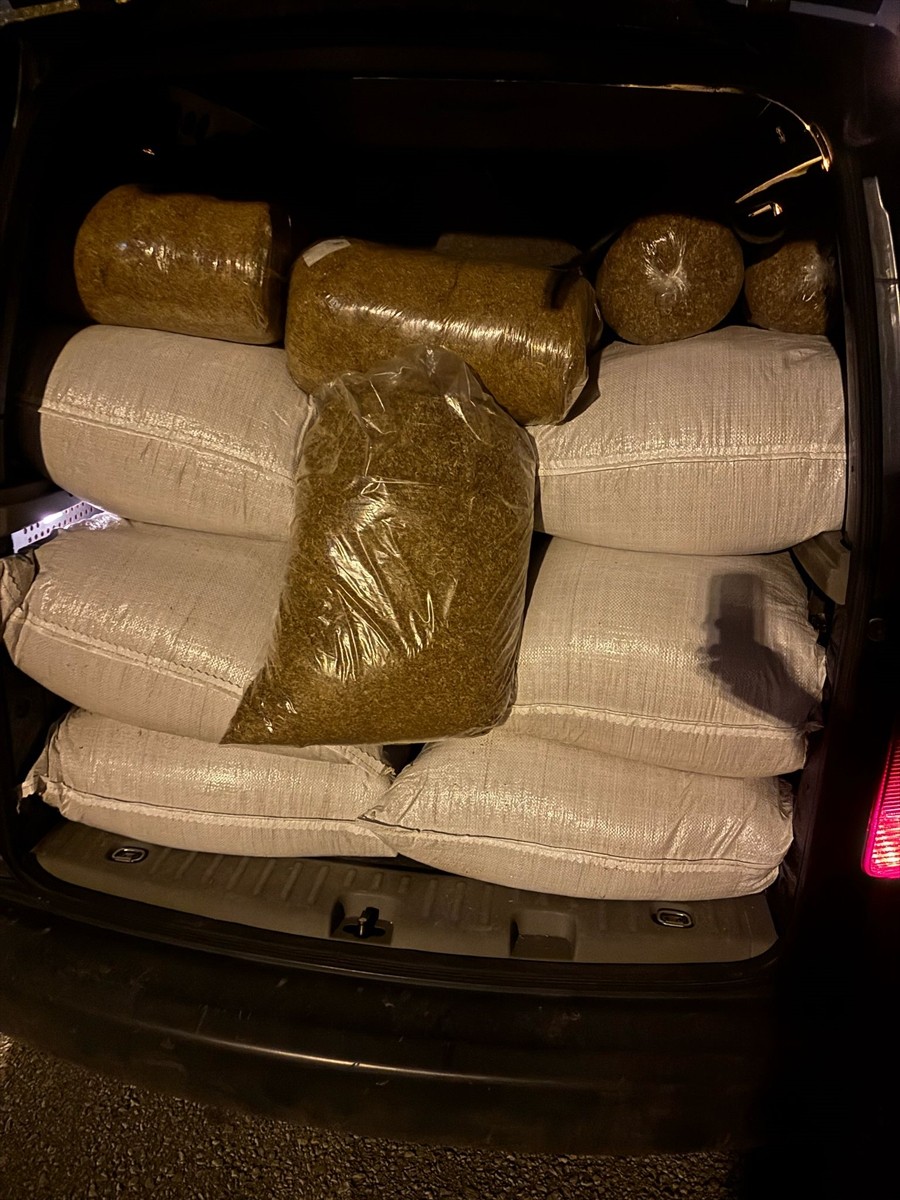 Adana'da 1 ton 250 kilogram kaçak tütün ele geçirildi, 2 şüpheli gözaltına alındı.