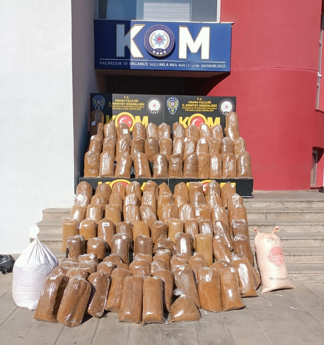 Adana'da 1 ton 250 kilogram kaçak tütün ele geçirildi, 2 şüpheli gözaltına alındı.