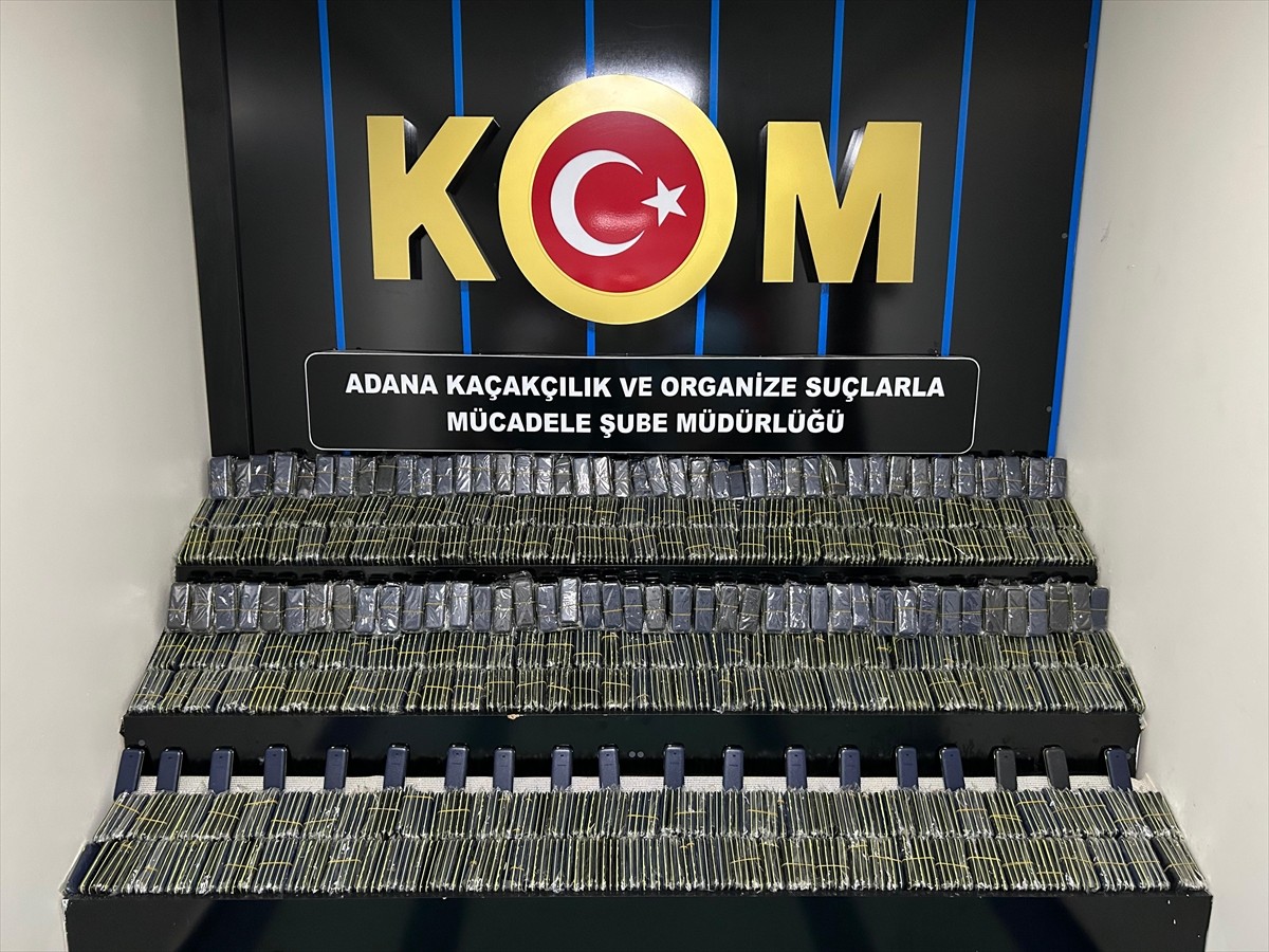 Adana'da gümrük kaçağı 2 bin 100 cep telefonu ile 12 bin güneş gözlüğü ele geçirilen iş yerindeki...