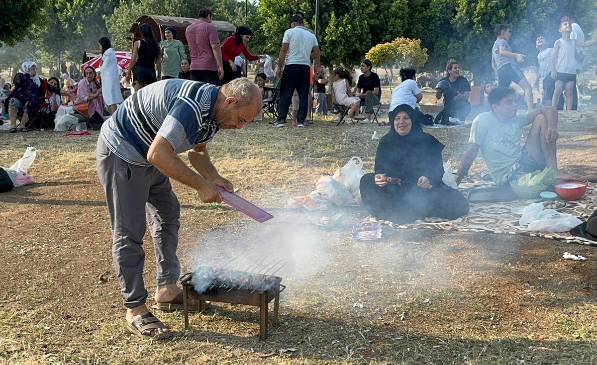 Adana'da orman muhafaza ekipleri, mesire alanlarında mangal yakan piknikçilere ses sisteminin yer...