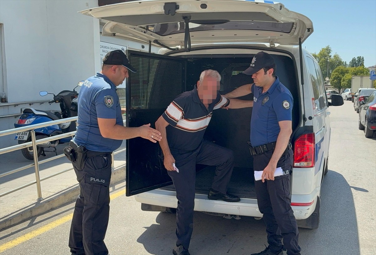 Adana'da özel halk otobüsünde kadın yolcunun uygunsuz görüntüsünü cep telefonuyla çektiği öne...