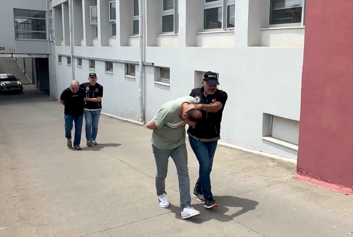 Adana'da polis ekiplerince düzenlenen uyuşturucu operasyonunda yakalanan 2 şüpheli tutuklandı.
