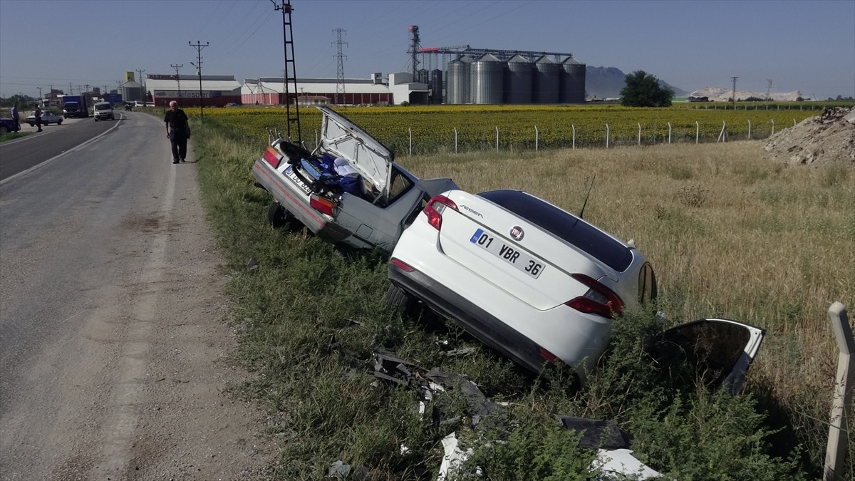 Adana'nın Ceyhan ilçesinde 2 otomobilin çarpışması sonucu anne ve bebeği yaşamını yitirdi, 1 kişi...