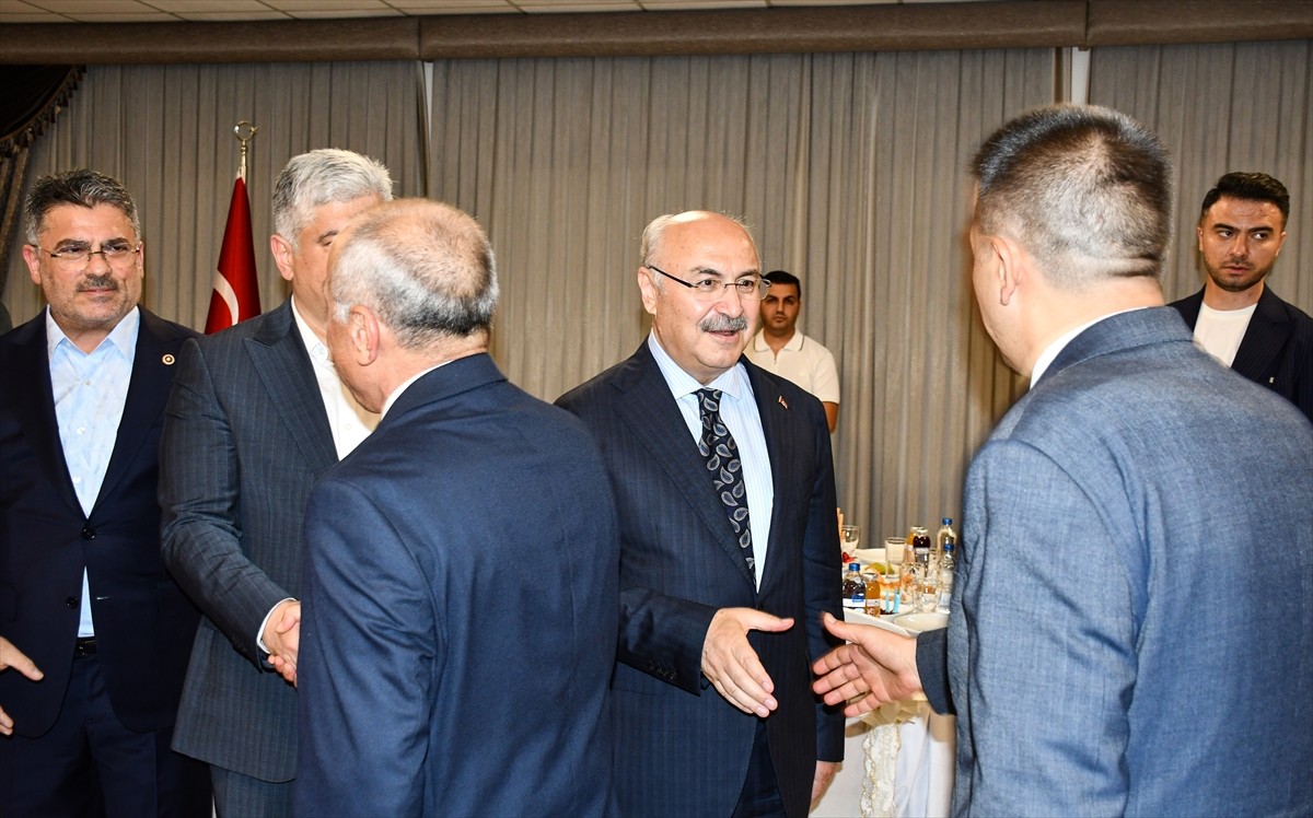 Adana Valiliğince Kurban Bayramı dolayısıyla bayramlaşma programı düzenlendi. Vali Yavuz Selim...