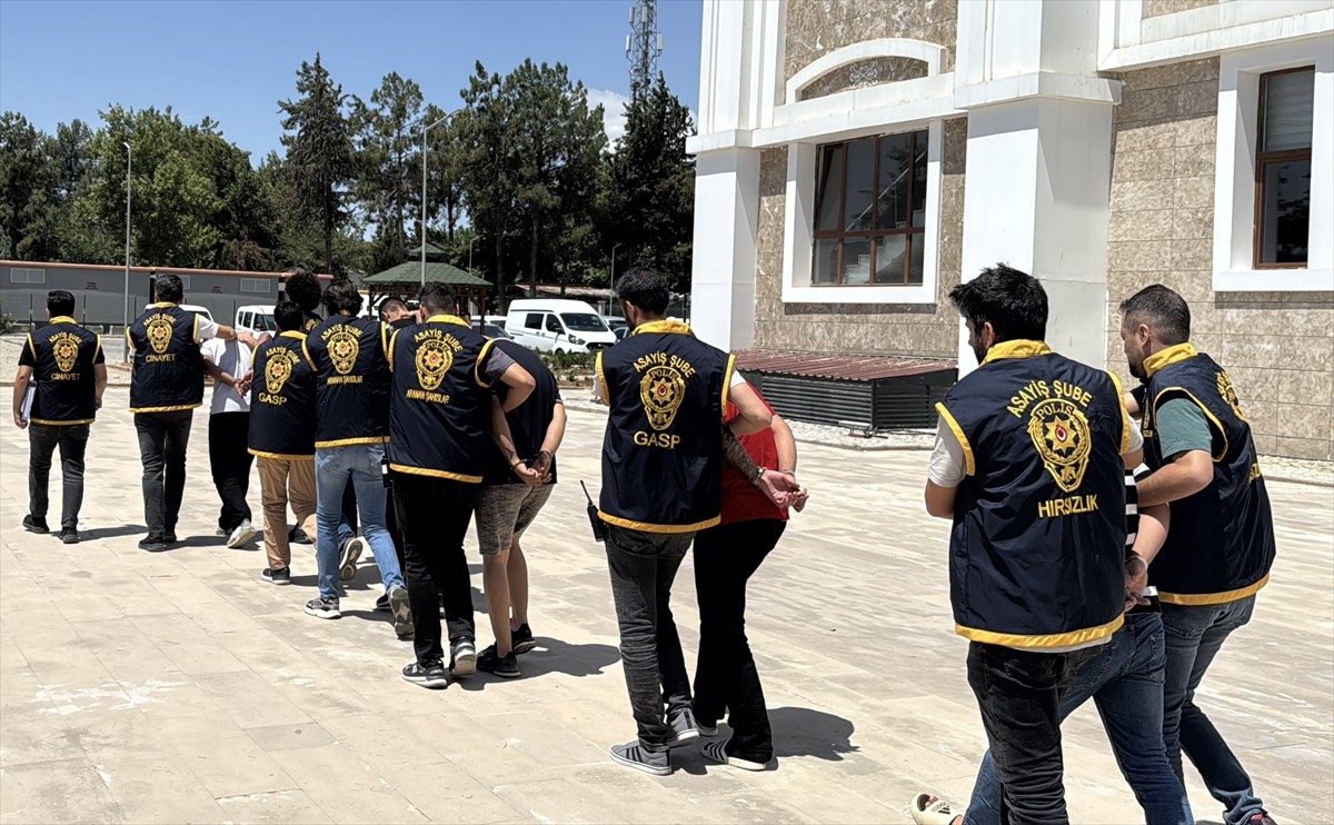  Adıyaman'da bir kişinin darbedilerek öldürülmesine ilişkin yürütülen soruşturmada gözaltına...