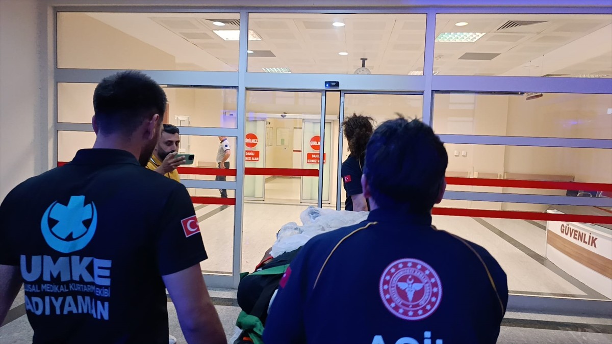 Adıyaman'da hafif ticari aracın şarampole devrilmesi sonucu 1 kişi öldü, 1 kişi yaralandı. Yaralı...