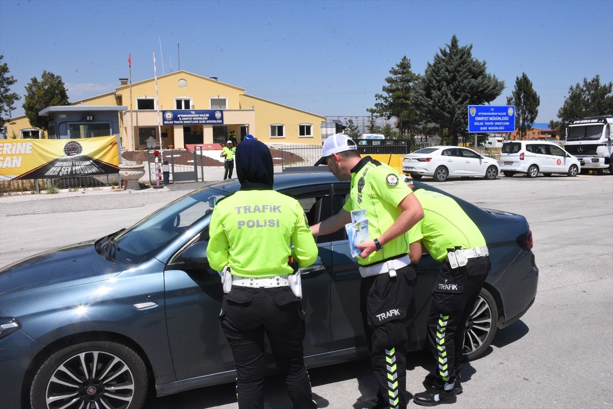 Afyonkarahisar'da Kurban Bayramı tatili dolayısıyla yola çıkanlar trafikte yoğunluk...