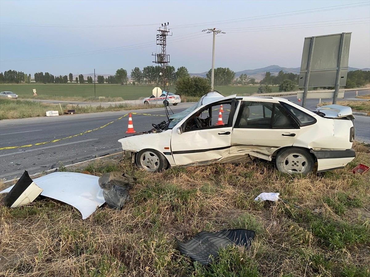 Afyonkarahisar'ın Emirdağ ilçesinde otomobil ile traktörün çarpışması sonucu 4 kişi...