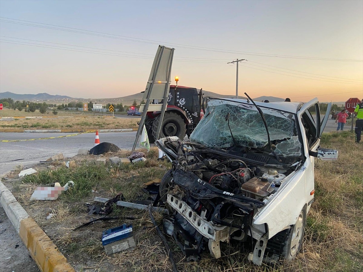 Afyonkarahisar'ın Emirdağ ilçesinde otomobil ile traktörün çarpışması sonucu 4 kişi...