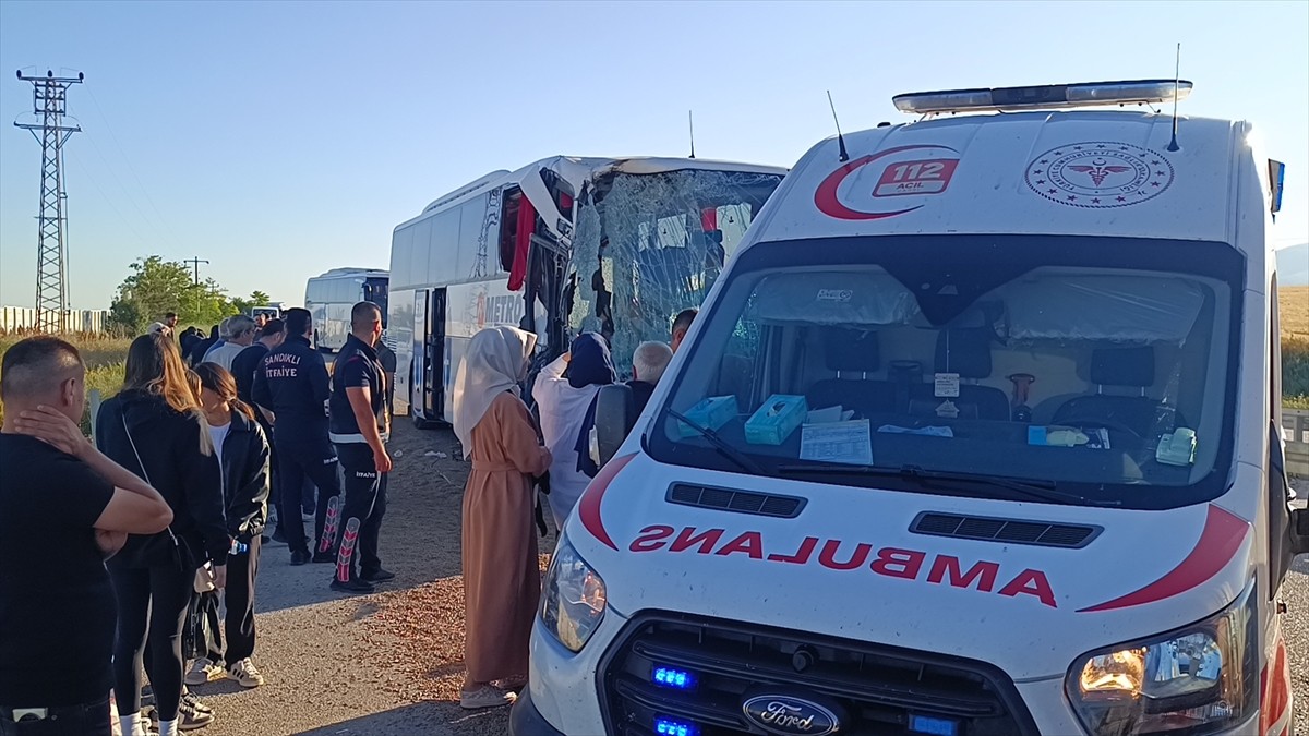  Afyonkarahisar'ın Sandıklı ilçesinde yolcu otobüsünün yem yüklü tıra çarptığı kazada 9 kişi...