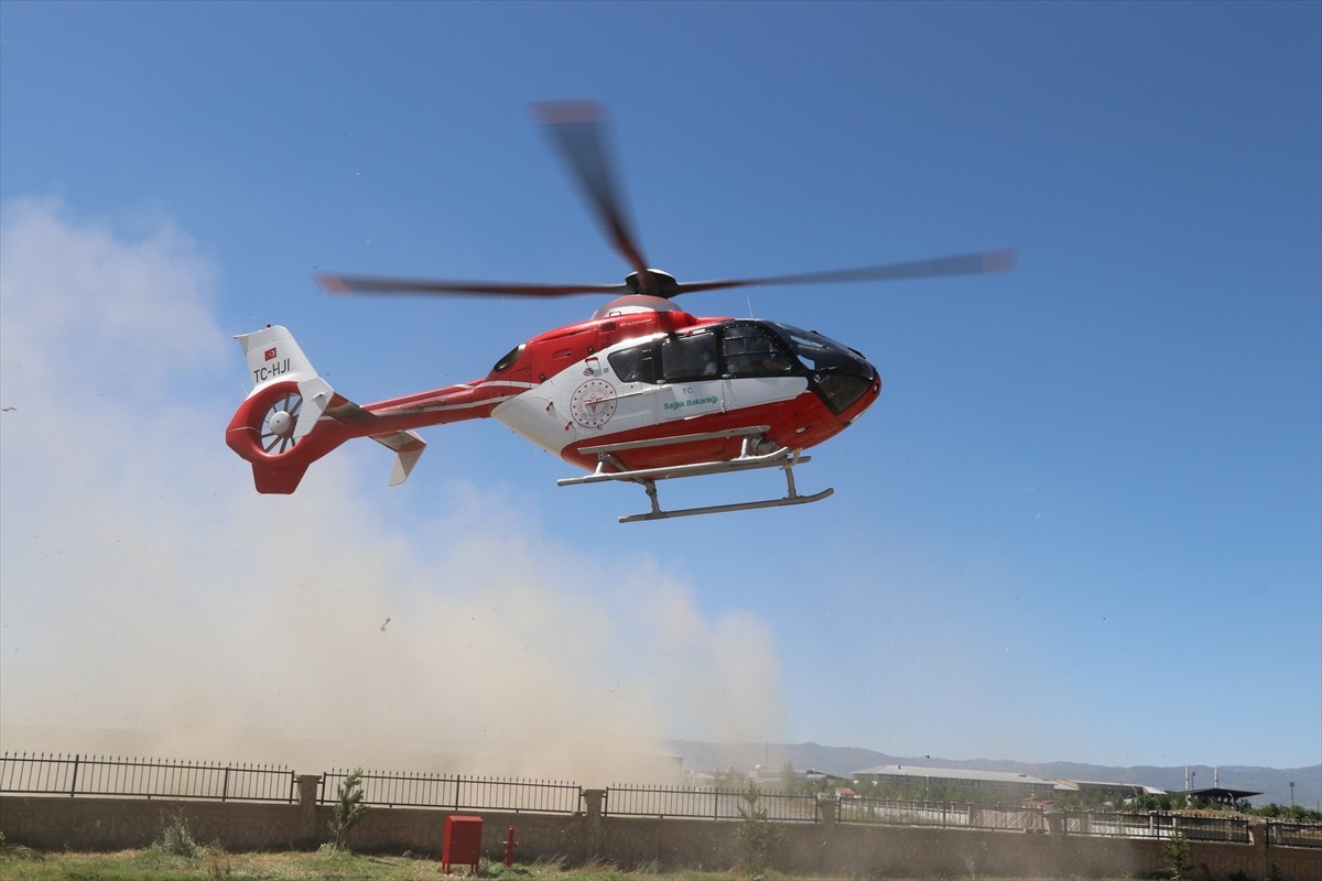 Ağrı'da doğumun ardından solunum sıkıntısı yaşayan bebek, ambulans helikopterle Bitlis'e sevk...