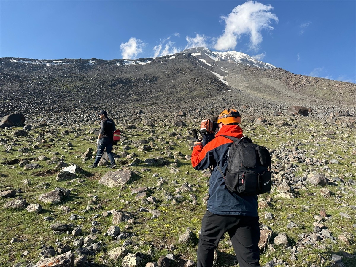 Ağrı Dağı'na tırmanış yapan 36 yaşındaki Yunus Emre Tekin yaklaşık 3 bin 300 rakımlı bölgede...