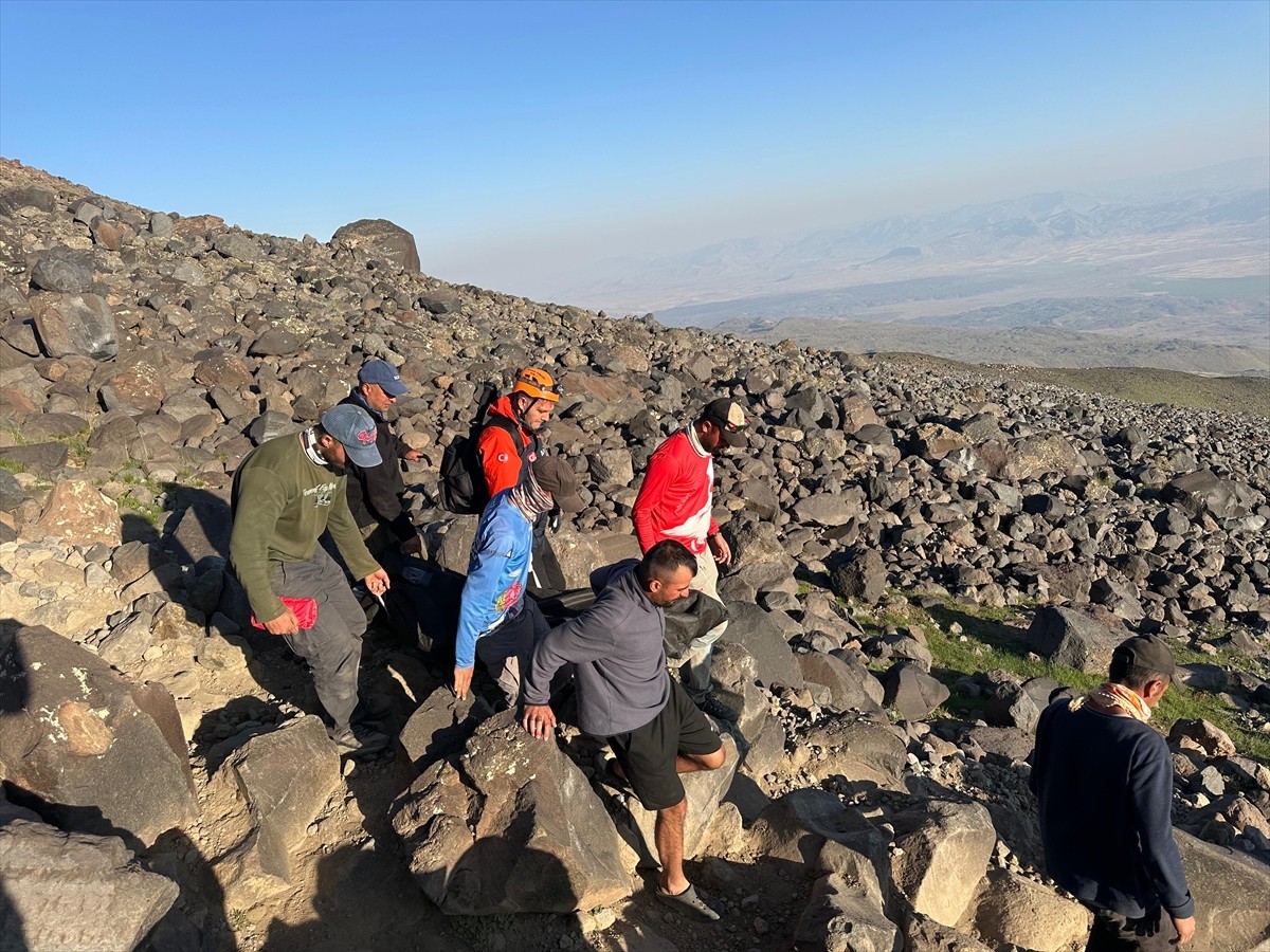Ağrı Dağı'na tırmanış yapan 36 yaşındaki Yunus Emre Tekin yaklaşık 3 bin 300 rakımlı bölgede...