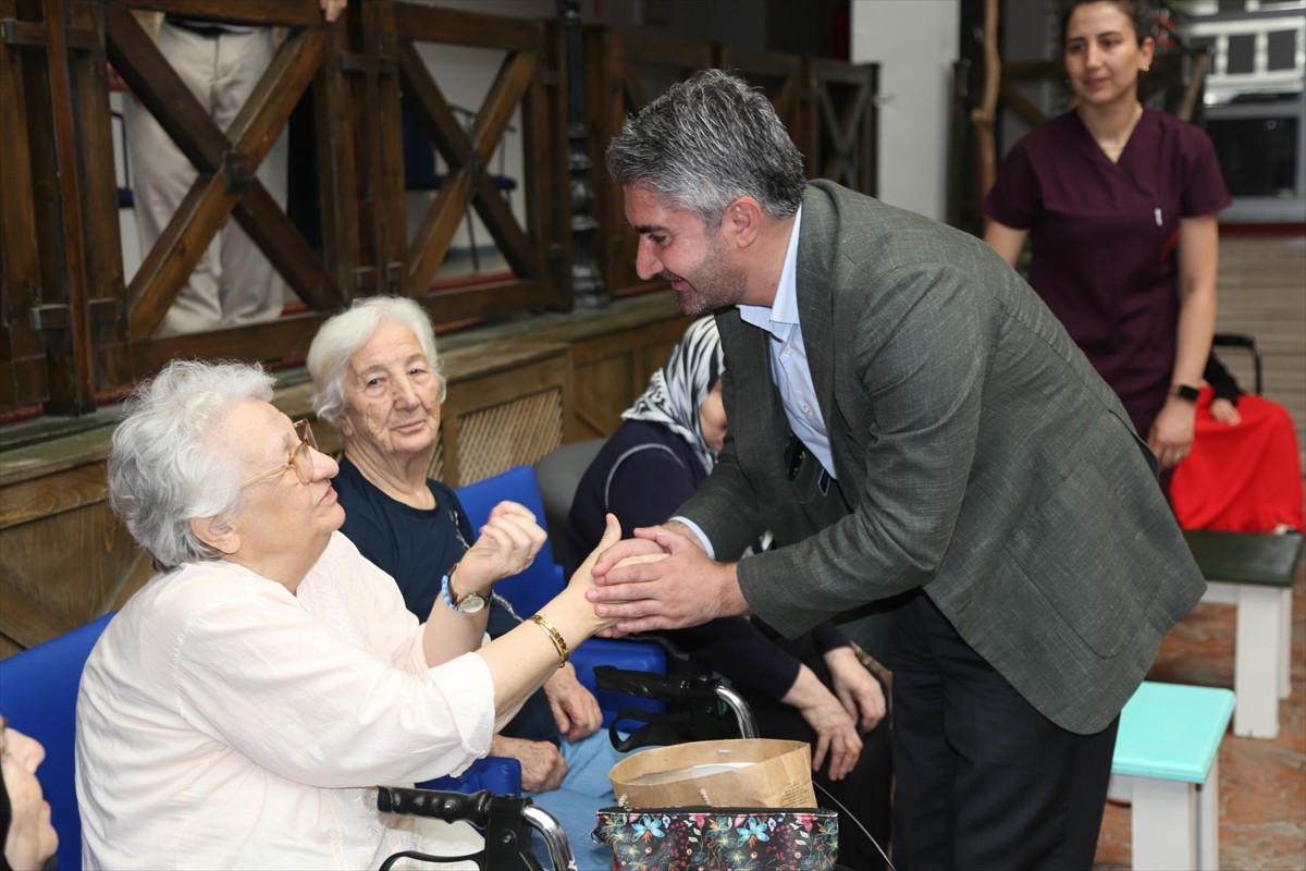 Aile ve Sosyal Hizmetler Bakan Yardımcısı Zafer Tarıkdaroğlu, AK Parti Samsun İl Başkanlığında...