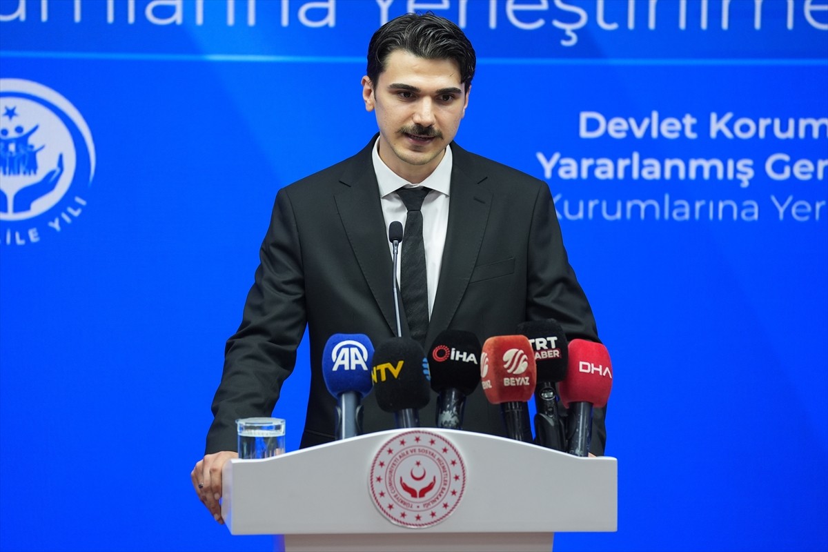 Aile ve Sosyal Hizmetler Bakanı Mahinur Özdemir Göktaş (sağ 3), bakanlıkta düzenlenen Devlet...