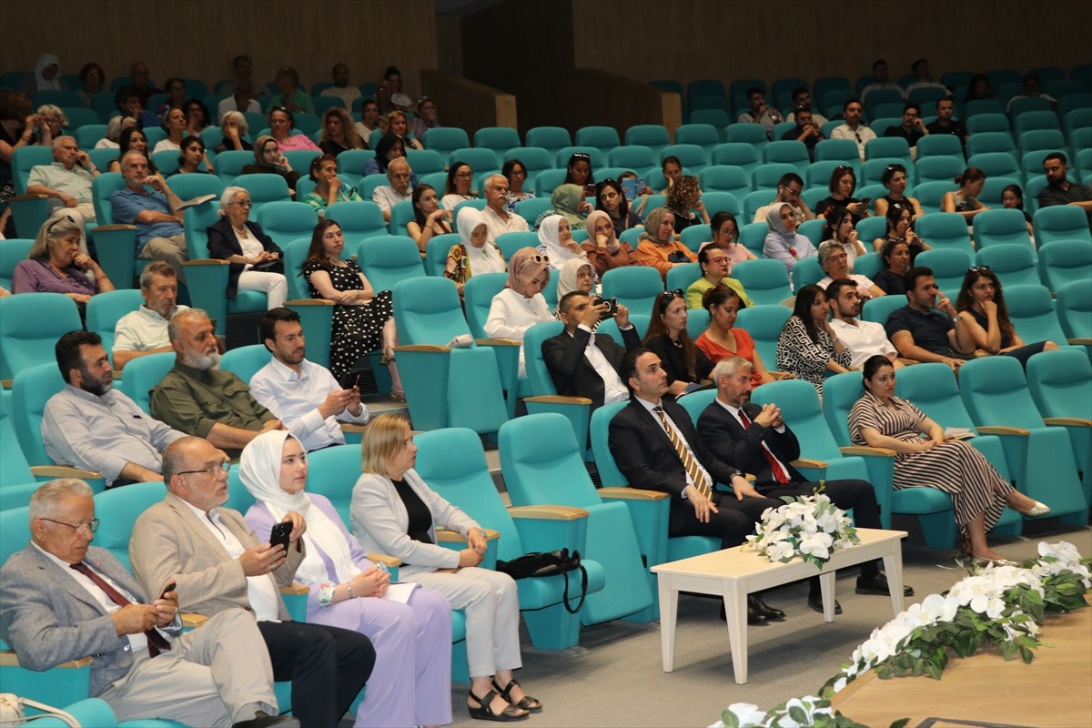 Aile ve Sosyal Hizmetler İl Müdürlüğü ile İzmir Büyük Aile Platformu işbirliğinde, İzmir İktisat...