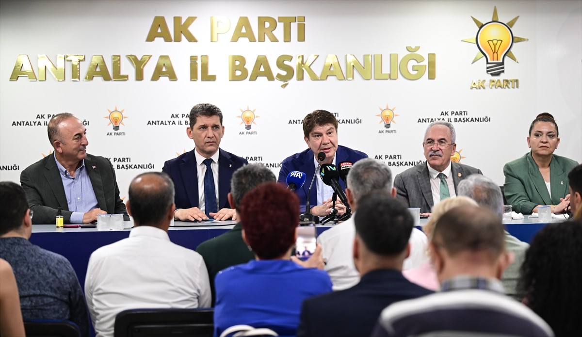 AK Parti Antalya İl Teşkilatında, Kurban Bayramı dolayısıyla düzenlenen törende partililer ve...