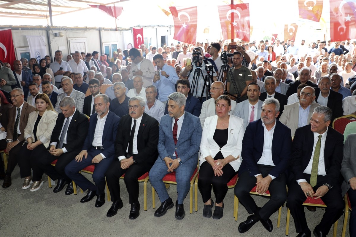 AK Parti Genel Başkan Yardımcısı Hüseyin Yayman (sol 5), AK Parti Hatay İl Başkanlığınca Kurban...