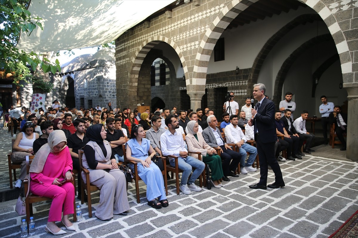 AK Parti Genel Başkan Yardımcısı ve İnsan Hakları Başkanı Hasan Basri Yalçın, AK Parti Diyarbakır...
